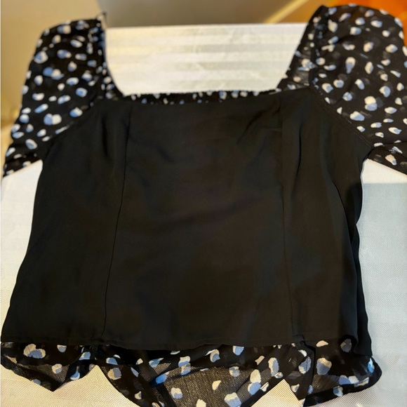 Brand is Pleione , fancy top crop - Picture 5 of 6